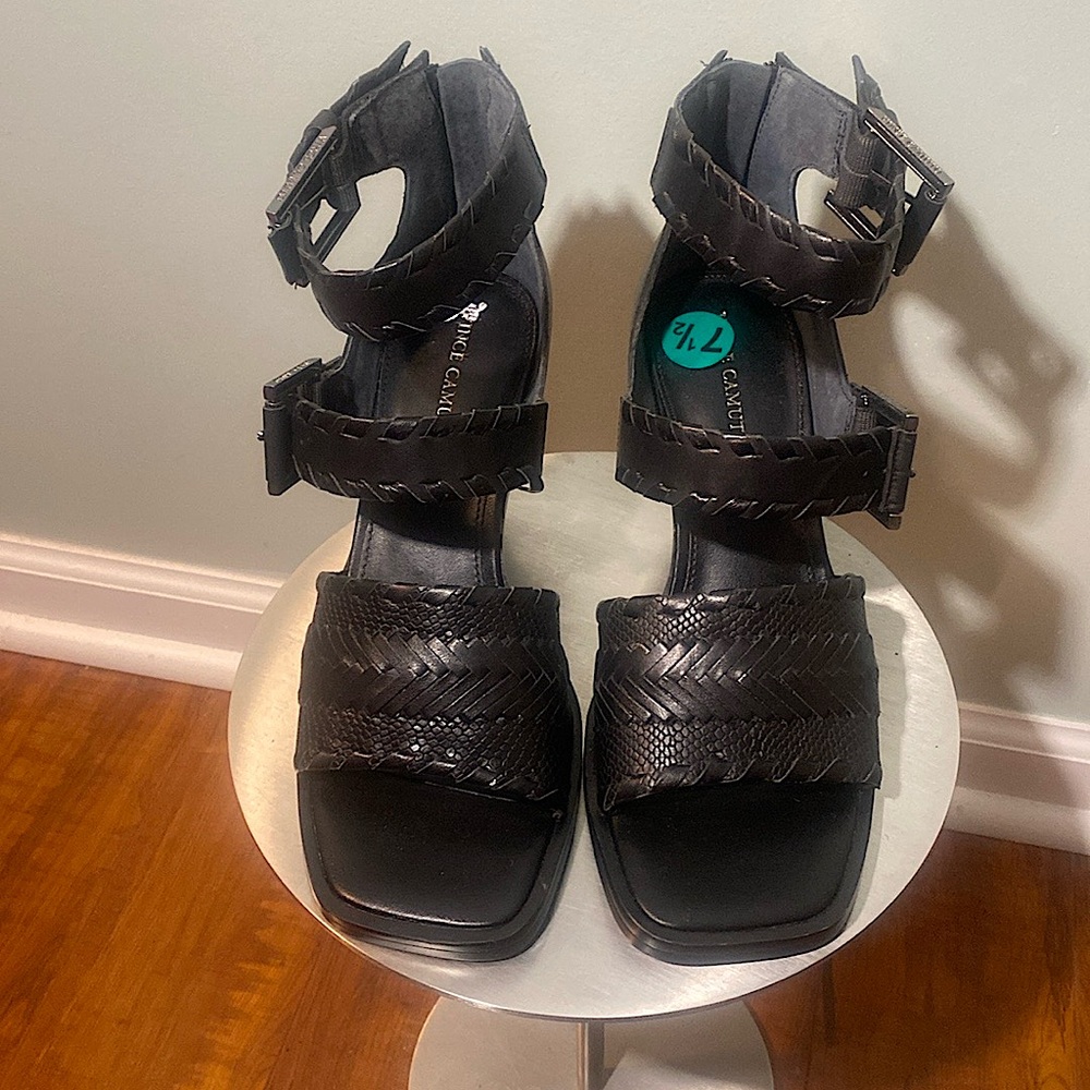 NWT VINCE CAMUTO WOMEN’S SURALYN SANDALS